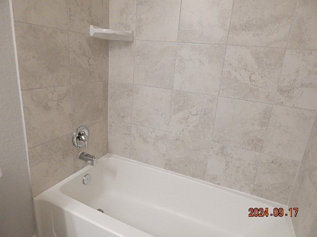 bathroom with tiled shower / bath combo