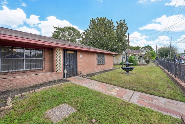 view of front facade featuring a front yard