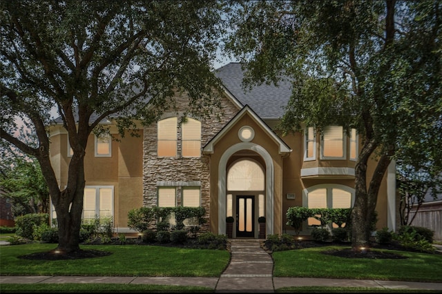 view of front of house featuring a front yard