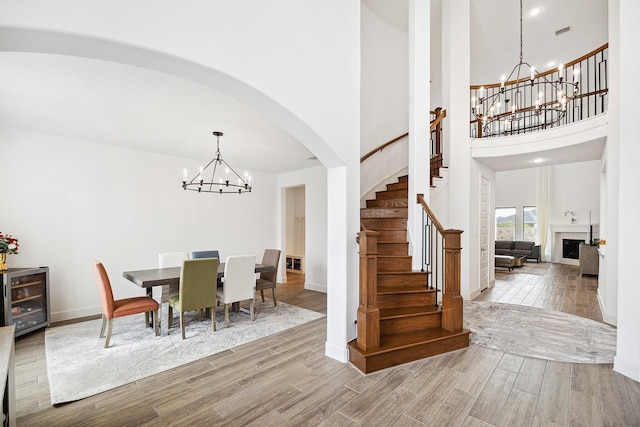 foyer entrance featuring beverage cooler and a chandelier