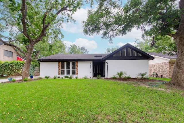 view of front of property with a front yard