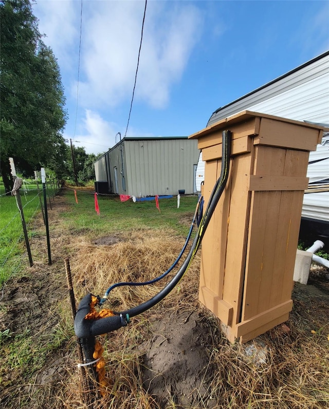 view of yard featuring an outbuilding