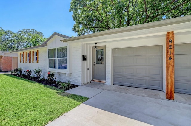 single story home featuring a front lawn