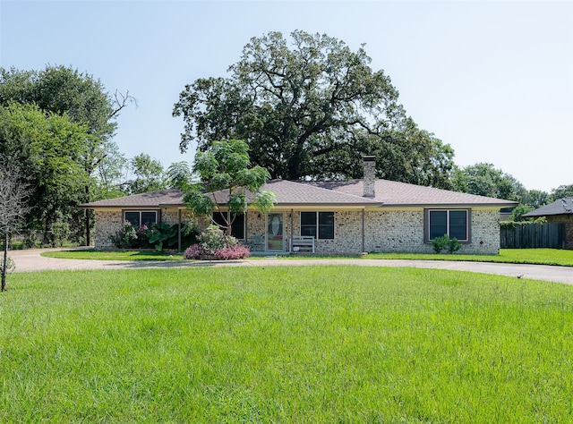 single story home featuring a front lawn