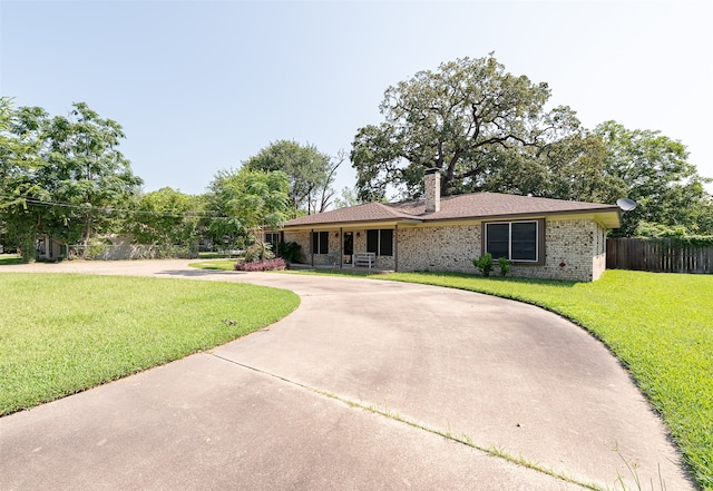 ranch-style home featuring a front lawn