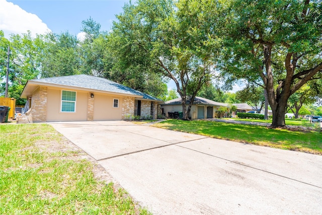 single story home featuring a front lawn