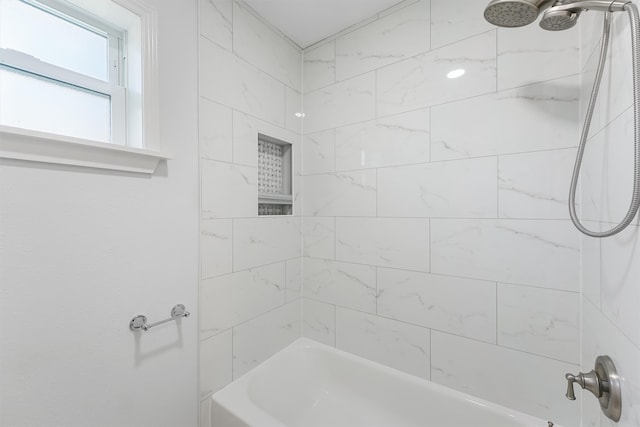 bathroom featuring tiled shower / bath combo