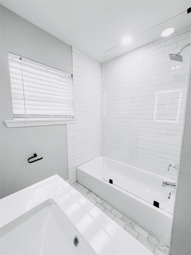 bathroom with tiled shower / bath combo