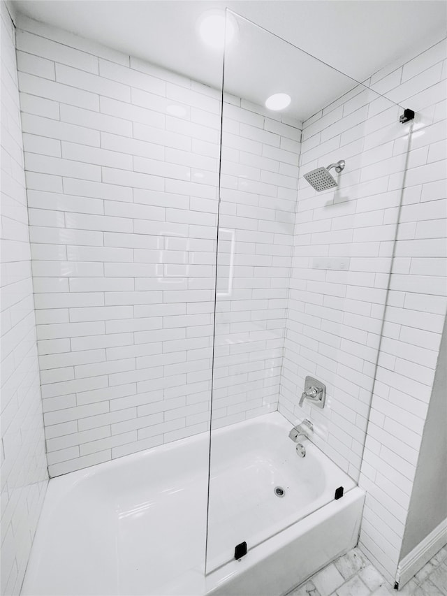 bathroom featuring tiled shower / bath