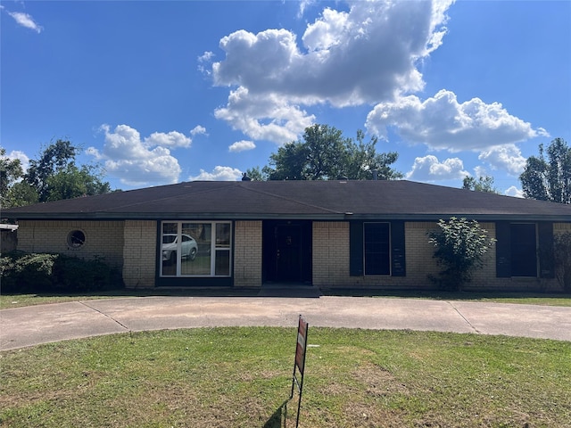 single story home featuring a front lawn