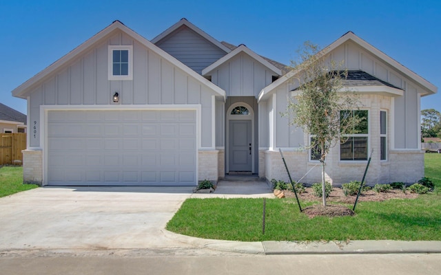 view of front of home featuring a garage and a front yard