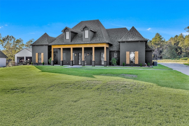 view of front facade featuring a front yard