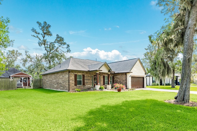 view of front facade featuring a garage and a front yard