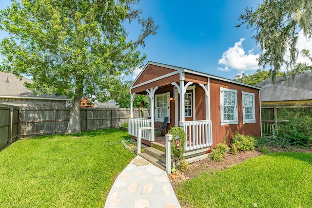 view of front of house with an outdoor structure and a front yard