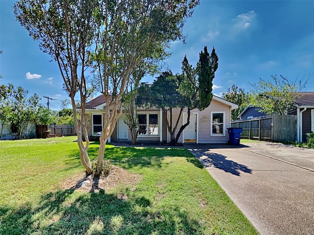 single story home featuring a front lawn