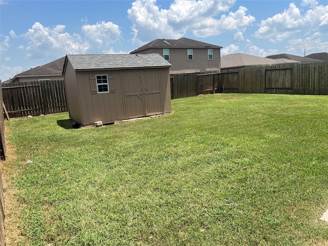 view of yard featuring a storage unit