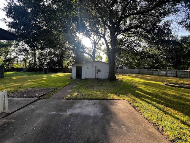 view of yard with an outbuilding