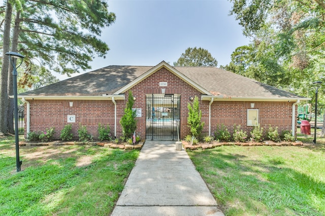 single story home with a front lawn