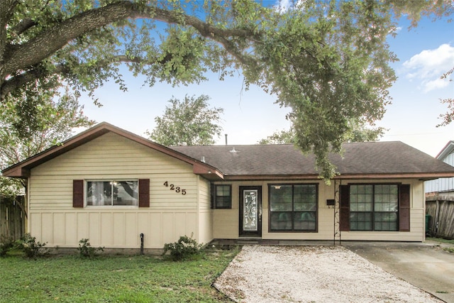 single story home featuring a front yard