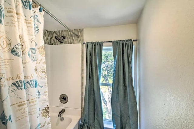 bathroom featuring shower / bath combo