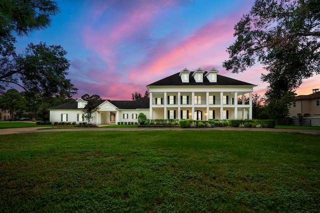 view of front of home featuring a lawn