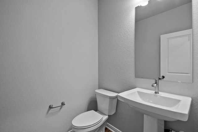 bathroom featuring toilet and sink