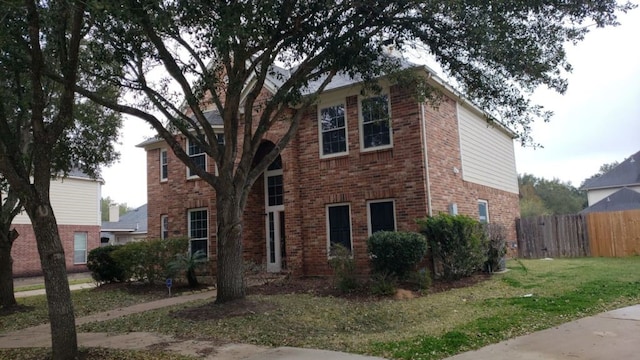 view of front of property featuring a front yard