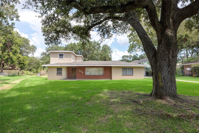 view of front of home featuring a front lawn