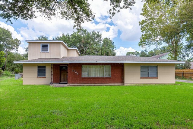 view of front of home with a front lawn