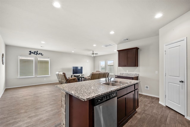 kitchen with light wood-type flooring, dishwasher, a kitchen island with sink, ceiling fan, and sink