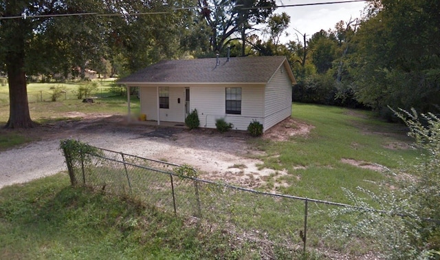 ranch-style house featuring a front yard