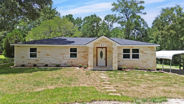 view of front facade featuring a shingled roof, a front lawn, and a carport