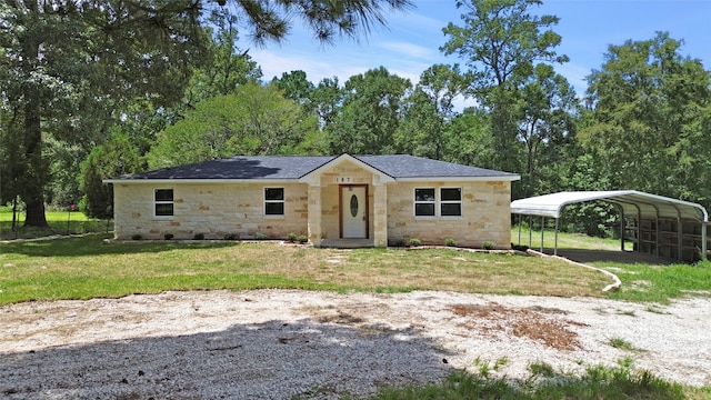 view of front of house featuring a carport and a front yard