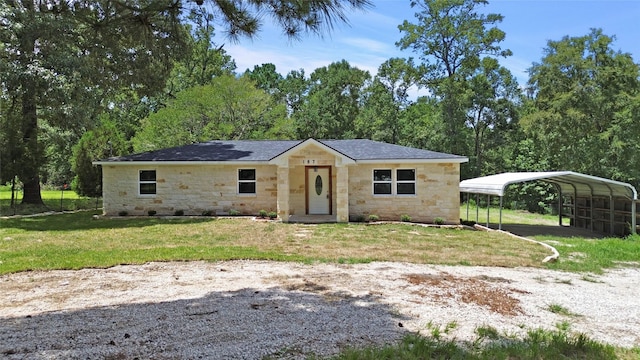 view of front facade featuring a carport and a front yard