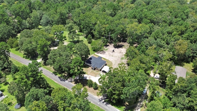 birds eye view of property featuring a forest view