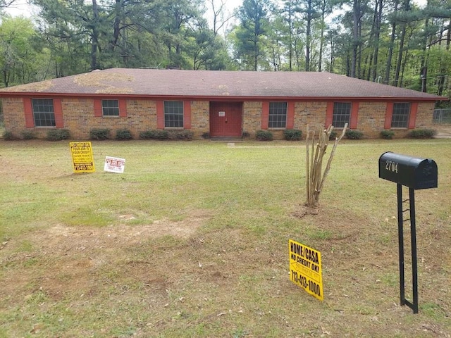 ranch-style home featuring a front lawn