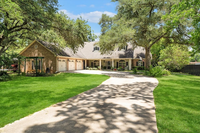 view of front facade featuring a front lawn