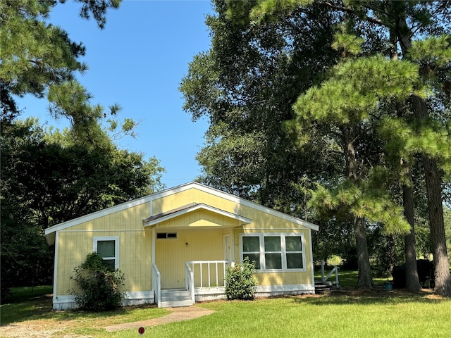 view of front facade with a front lawn