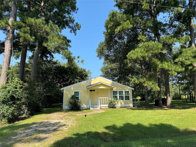 view of front facade featuring a front lawn and a porch