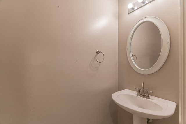 bathroom featuring sink