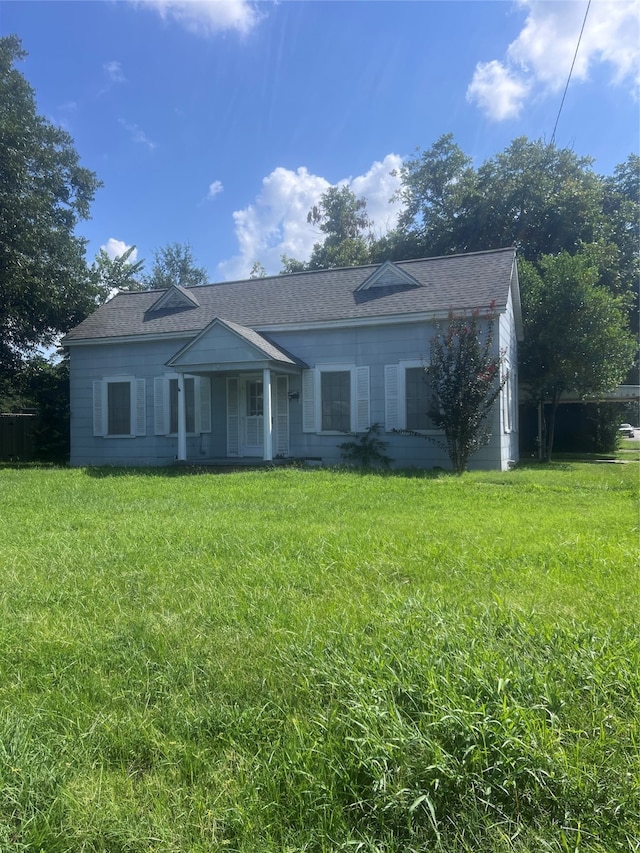 single story home featuring a front yard