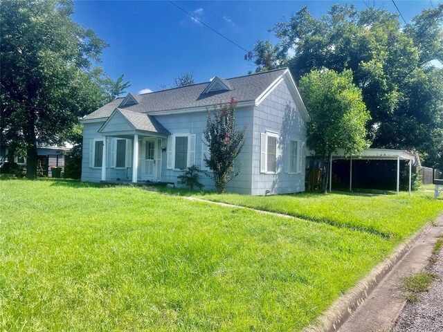 view of front of home with a front lawn