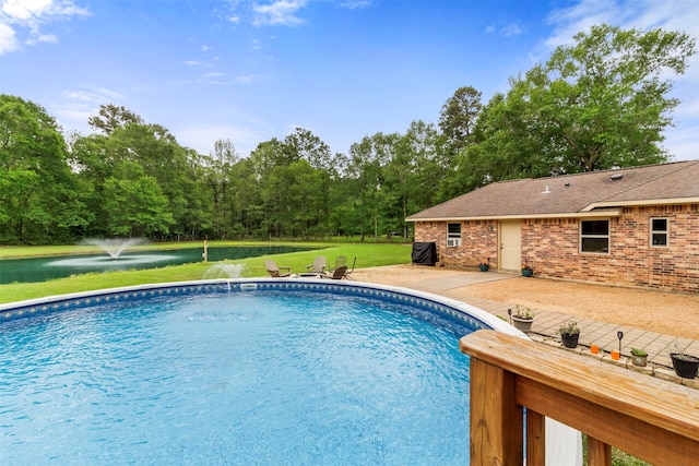 view of swimming pool