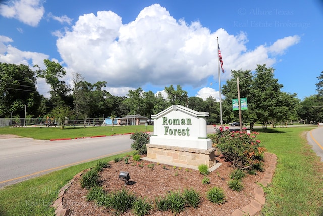 community sign with a yard