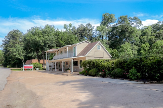 view of front of property featuring covered porch