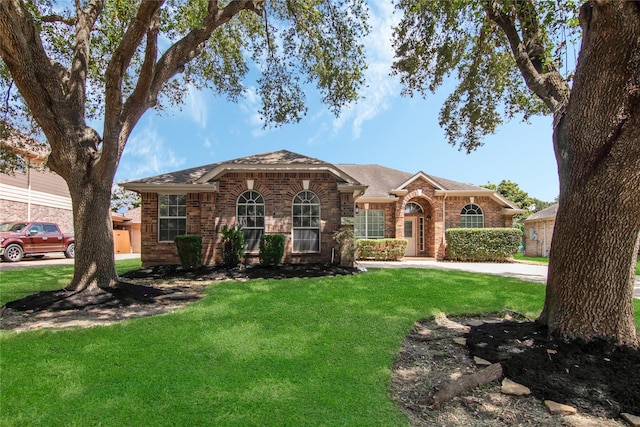 single story home with a front yard