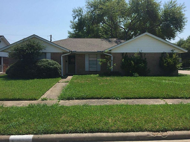 ranch-style house featuring a front yard