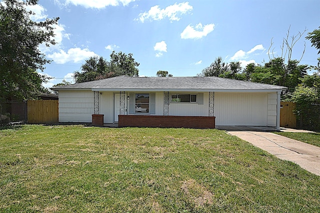 single story home with a front lawn