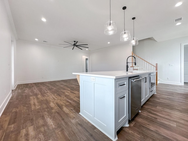 kitchen with dark hardwood / wood-style floors, an island with sink, ceiling fan, sink, and stainless steel dishwasher