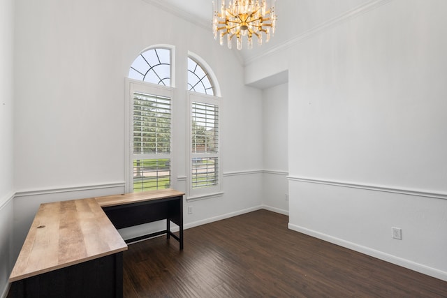 sitting room with dark wood-type flooring, crown molding, and an inviting chandelier